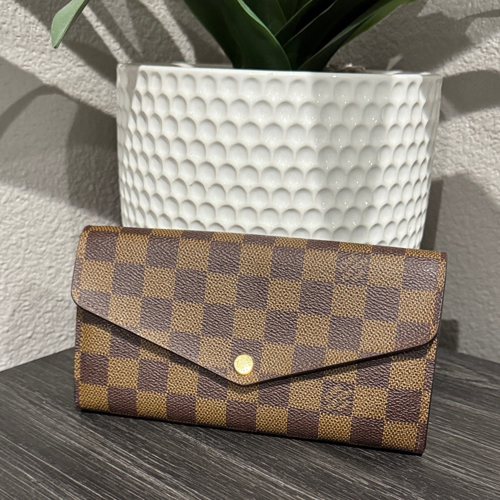 Authentic Louis Vuitton Sarah Wallet - Damier Ebene w. Rose Ballerine